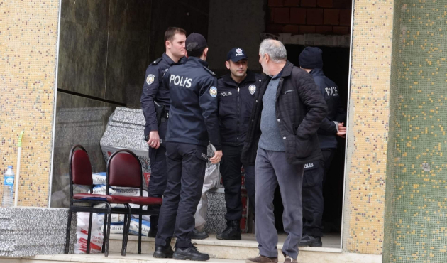 Eşi ve kayınvalidesini tabanca ile vurup bıçakladı