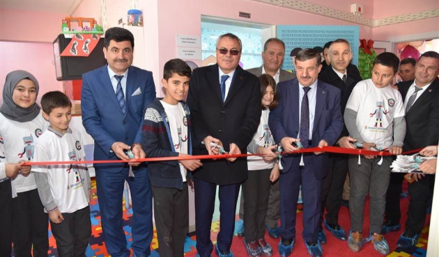 Manisa'da Vali Ahmet Deniz’den eğitime özel ilgi