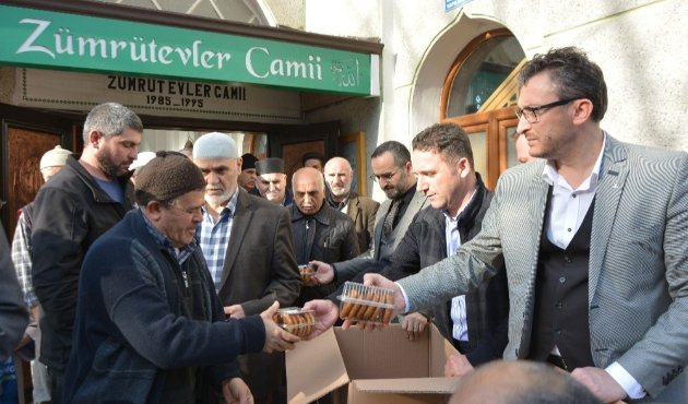 Bursa'da Milletvekili Atilla Ödünç kandil simidi dağıttı