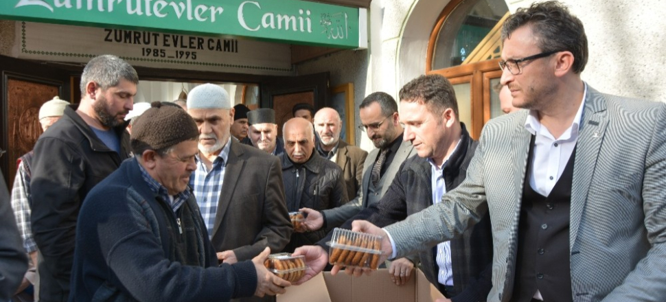 Bursa'da Milletvekili Atilla Ödünç kandil simidi dağıttı