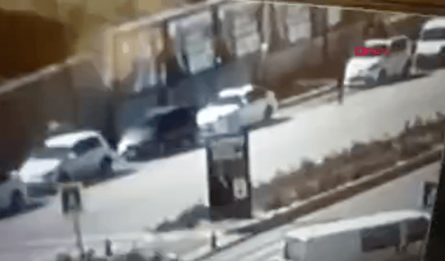 Otomobil çarpınca havalanıp, park halindeki aracın camından içeri girdi!