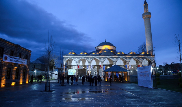 Teröristlerin yaktığı Kurşunlu Cami ibadete açıldı