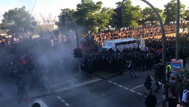 G20 Zirvesi'nin gerçekleştiği Hamburg sokakları karıştı...