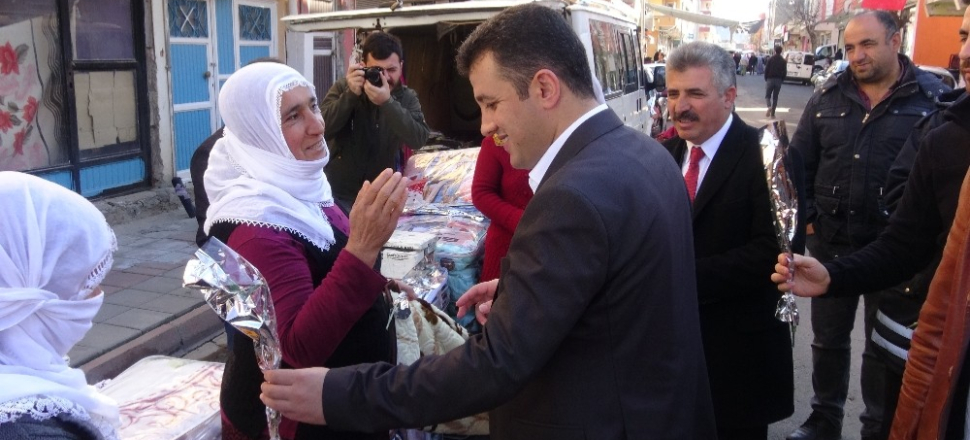 Batman'da Kaymakam Mevlüt Şekerci kadınlara karanfil dağıttı