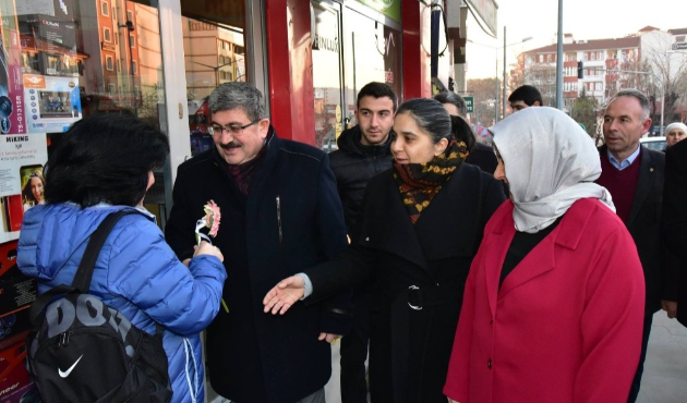 Bilecik'te Başkan Nihat Can, sabahın ilk saatlerinde kadınlara çiçek verdi