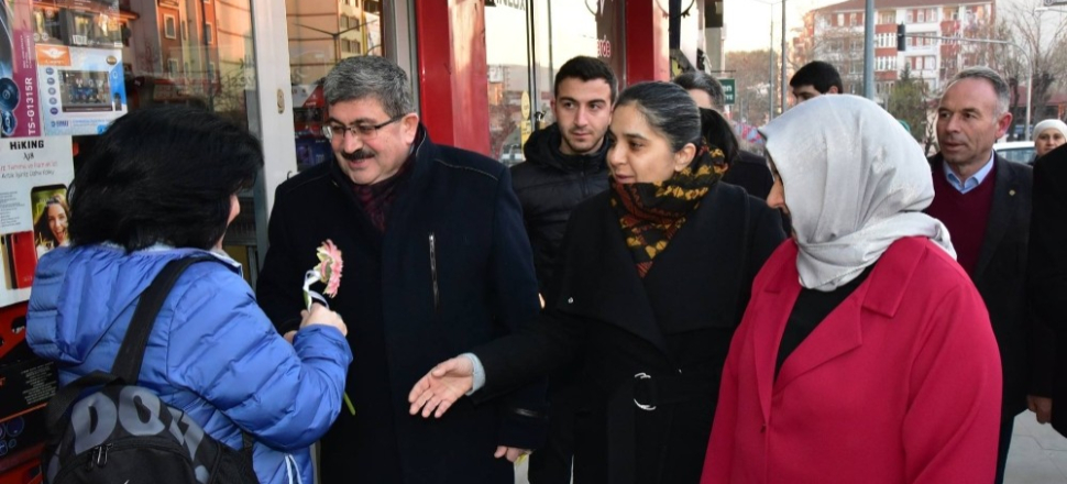 Bilecik'te Başkan Nihat Can, sabahın ilk saatlerinde kadınlara çiçek verdi