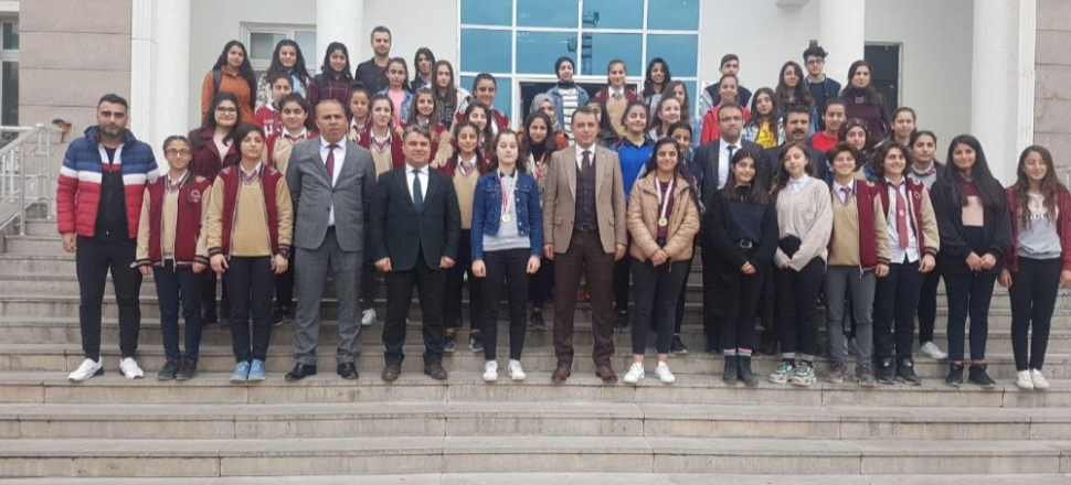 Diyarbakır'da kız sporculardan Kaymakam Kerem Süleyman Yüksel’e ziyaret