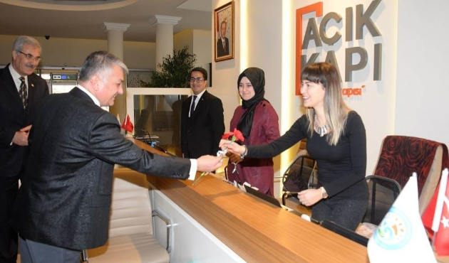 Balıkesir'de Vali Ersin Yazıcı’dan kadınlara karanfil