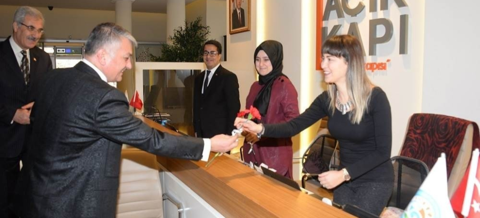Balıkesir'de Vali Ersin Yazıcı’dan kadınlara karanfil