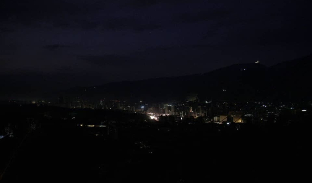 Venezuela 24 saattir karanlığa gömüldü...