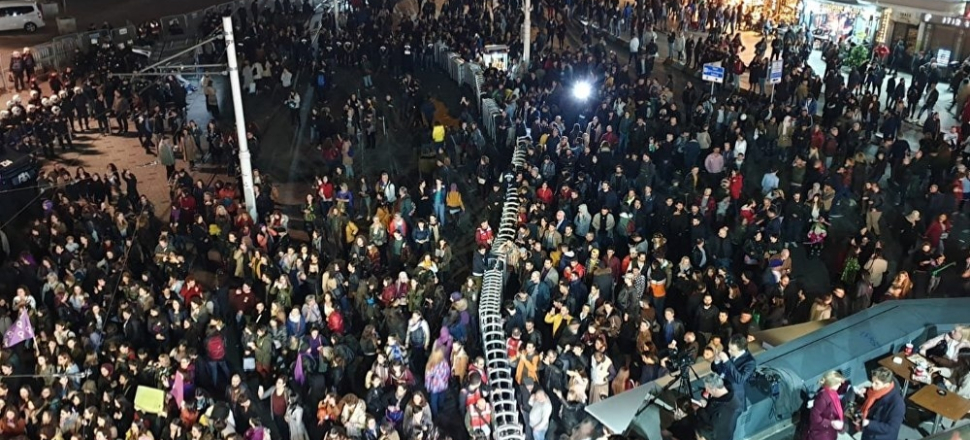 Taksim'deki kadın yürüyüşünde gerginlik yaşandı...