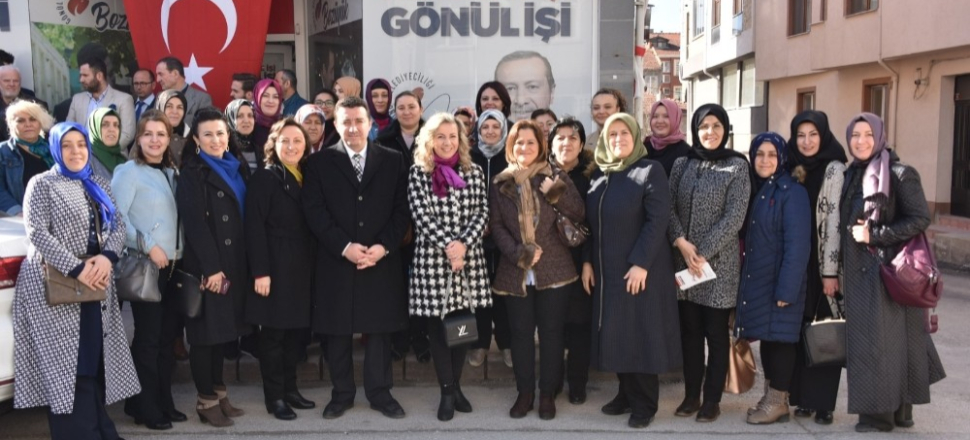 Bilecik'te Başkan Fatih Bakıcı’dan kadın esnaflara çiçek