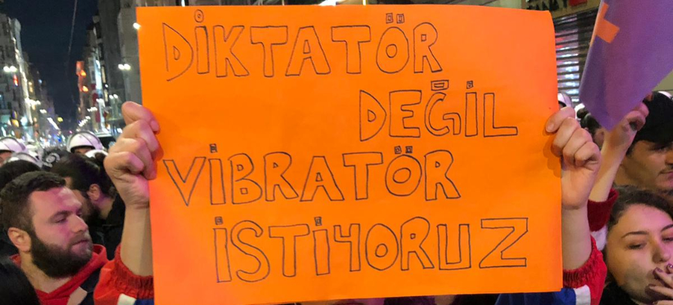 Kadın yürüyüşünde radikallerden ahlaksız pankart!
