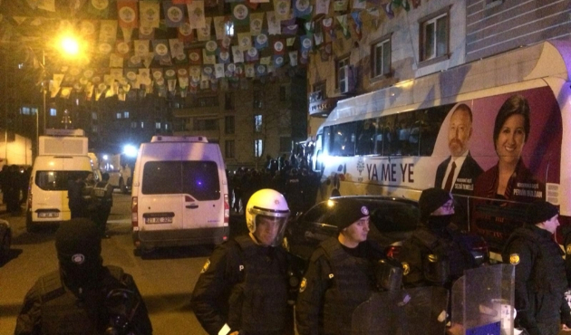 Diyarbakır'da HDP binasına operasyon...