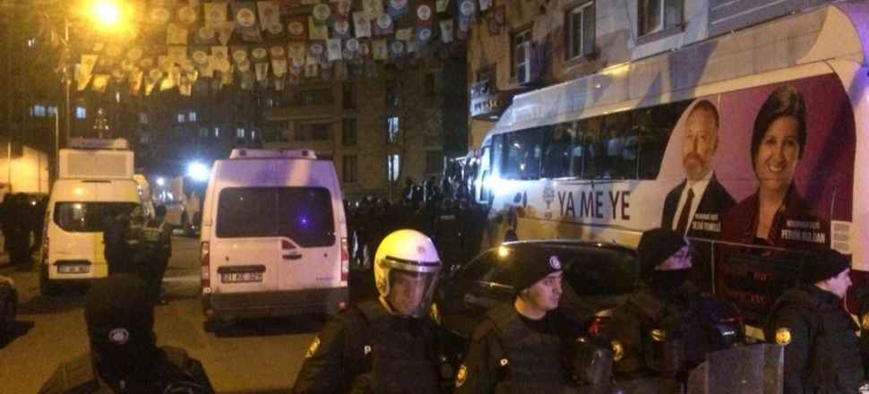 Diyarbakır'da HDP binasına operasyon...