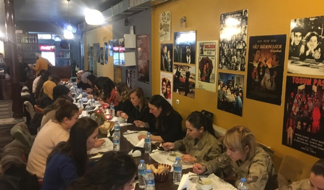 Van'da Kaymakam Meral Uçar, kadın personelleriyle yemekte buluştu