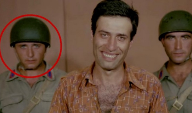 Kibar Feyzo'nun arkasındaki bu asker bakın kim!