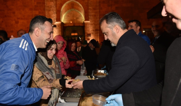 Bursa'da Başkan Alinur Aktaş elleriyle helva dağıttı