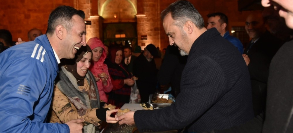 Bursa'da Başkan Alinur Aktaş elleriyle helva dağıttı