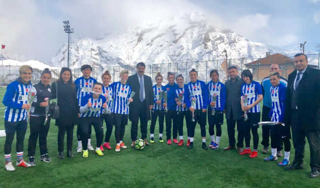 VEDAŞ’tan kadın futbol takımına 8 Mart sürprizi!