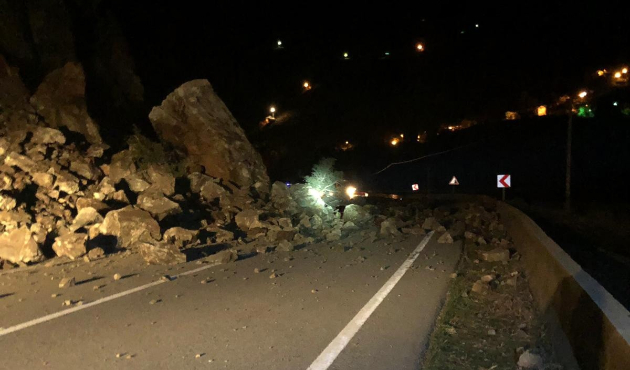 Tirebolu - Gümüşhane karayolu trafiğe kapandı...