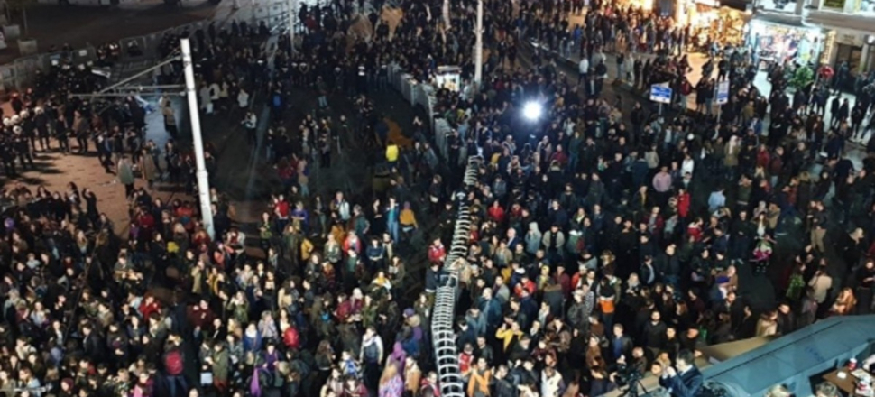 Taksim'de ezanı ıslıkladılar! / VİDEO