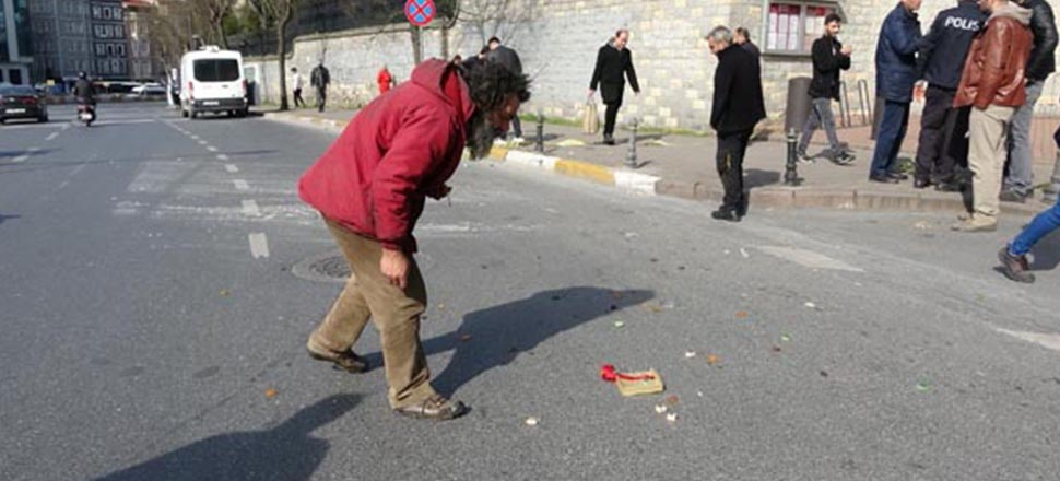 Şüpheli paketten çıkan lokumları yedi