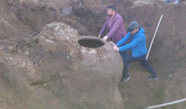 Tarlasını sürerken traktörün pulluğuna takıldı!