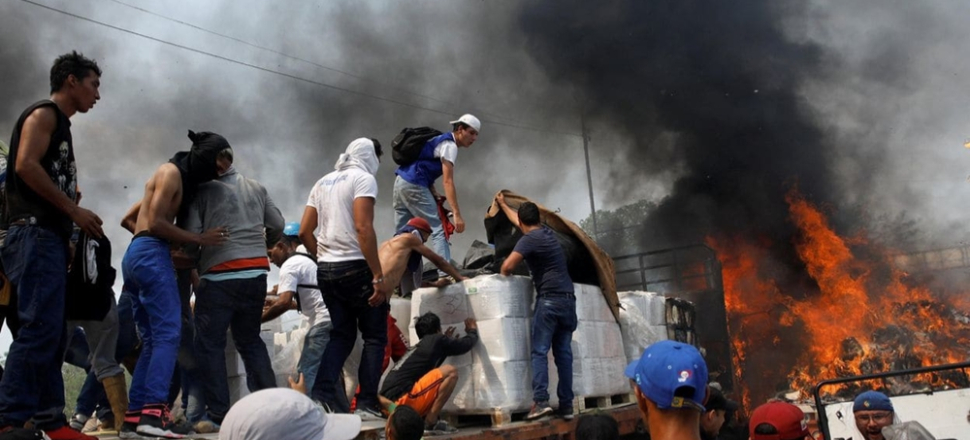 Venezuela'da yardım kamyonlarını muhalifler yakmış