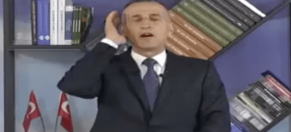 Haber spikeri canlı yayında ezan okudu!