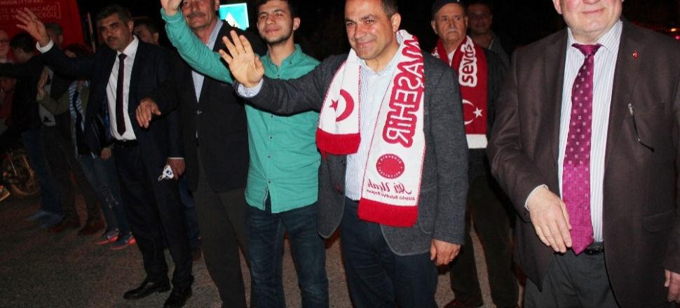 Manisa'da Başkan Ali Uçak’a nazar değmesin diye üzerlik tüttürdü