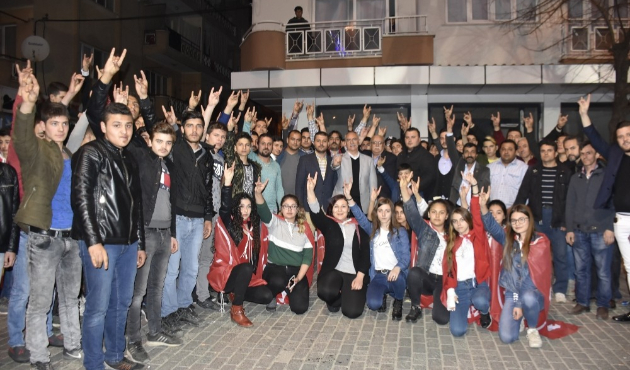 Aydın'da Başkan Gürşat Kale, gençlerin desteğini aldı