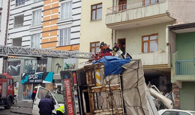 Kamyon dolusu çekirdekle zemindeki daireye daldı!