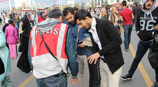 Çanta, valiz, poşet didik didik arıyorlar