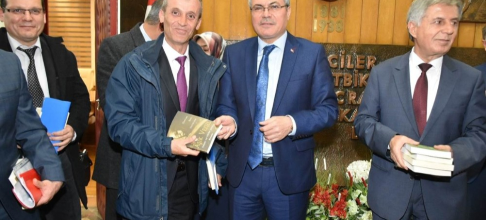 Manisa'da Vali Ahmet Deniz, lise müdürleriyle toplantı yaptı