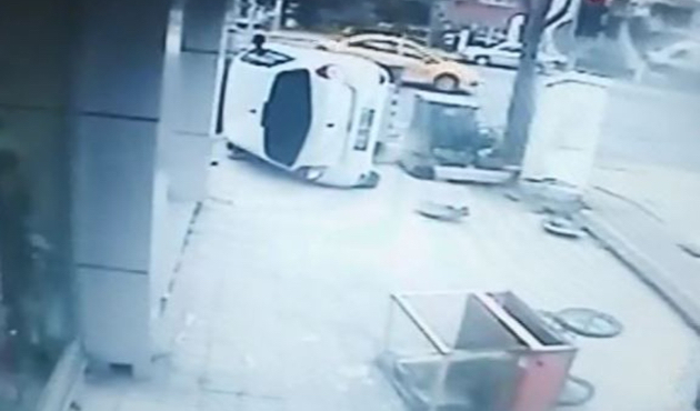 Kadın sürücü fren yerine gaza basınca...