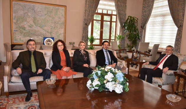 Manisa'da Vali Ahmet Deniz konuklarını ağırlıyor