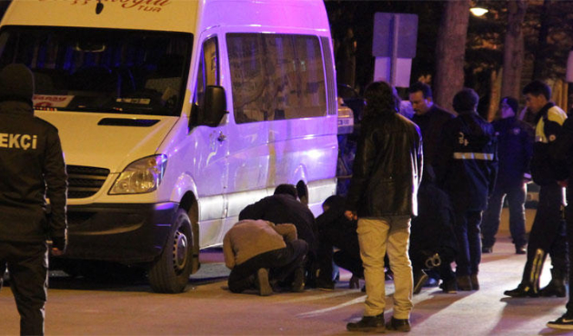 Ekipler saatlerce o minibüsün önünde bekledi!