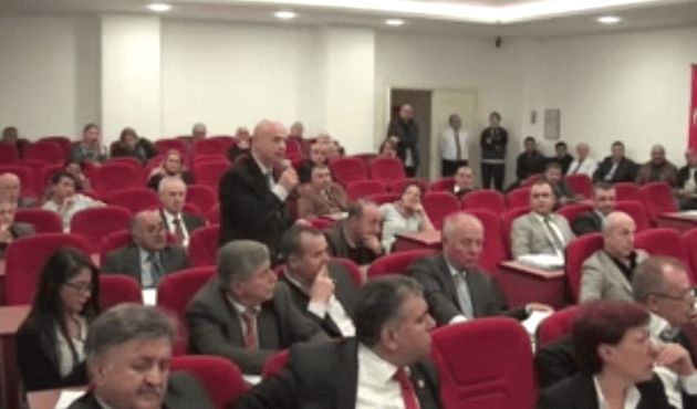 CHP'li meclis üyesi Ofluoğlu: Ezan dinlemek isteyen kaset alsın!