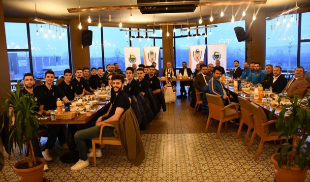 Bursa'da Başkan Alper Taban parkenin şampiyonlarını kutladı