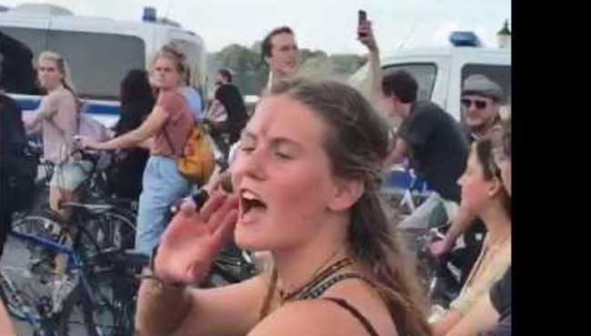 Hamburg'u bisikletli anti kapitalistler bastı...