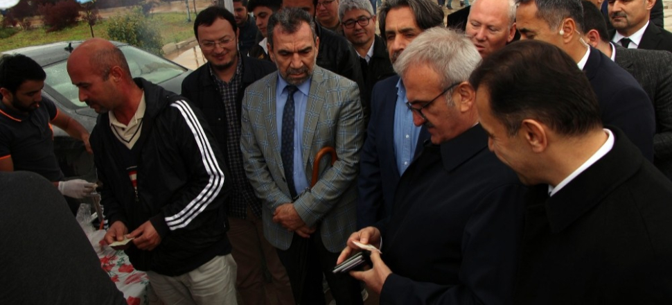 Antalya'da Vali Münir Karaloğlu’ndan  öğrencilere destek