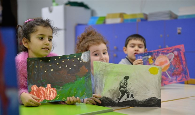 Minik eller Yemenli yetimin yüzünü güldürdü!