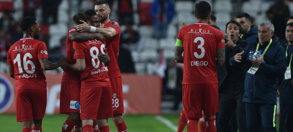 Antalya derbisinde gülen Antalyaspor!