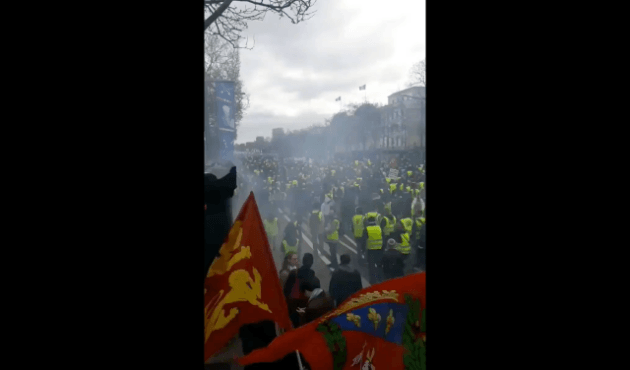 Paris'te sokaklar savaş alanına döndü!