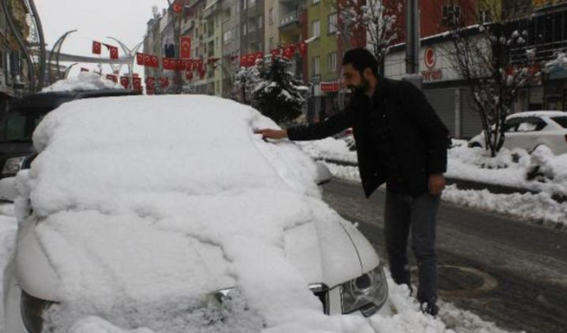 Hakkari'de kar hayatı felç etti!