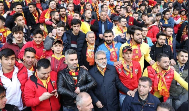 Kayseri'de Memduh Büyükkılıç, maçı Kapalı Kale Grubu ile birlikte izledi