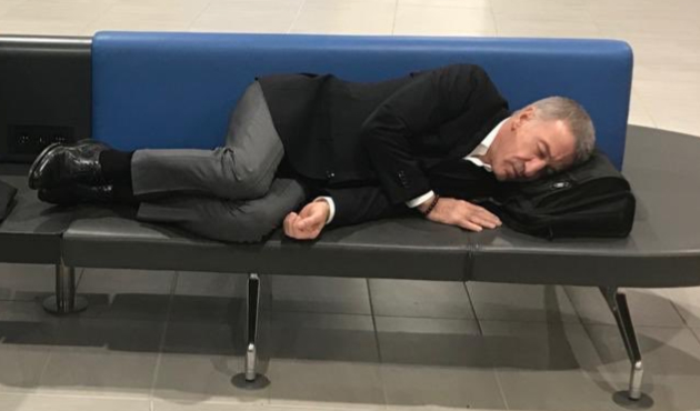 Ahmet Ağaoğlu havaalanında böyle görüntülendi!