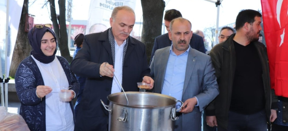 Düzce'de Faruk Özlü, kuru ekmek ve hoşaf dağıttı