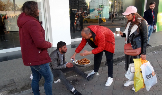 Taksim'de hayrete düşüren dilencilik yöntemi!